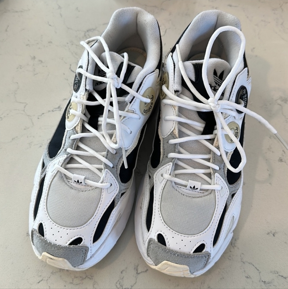 Adidas (WMNS) Astir 'White Black' - Picture 2 of 9